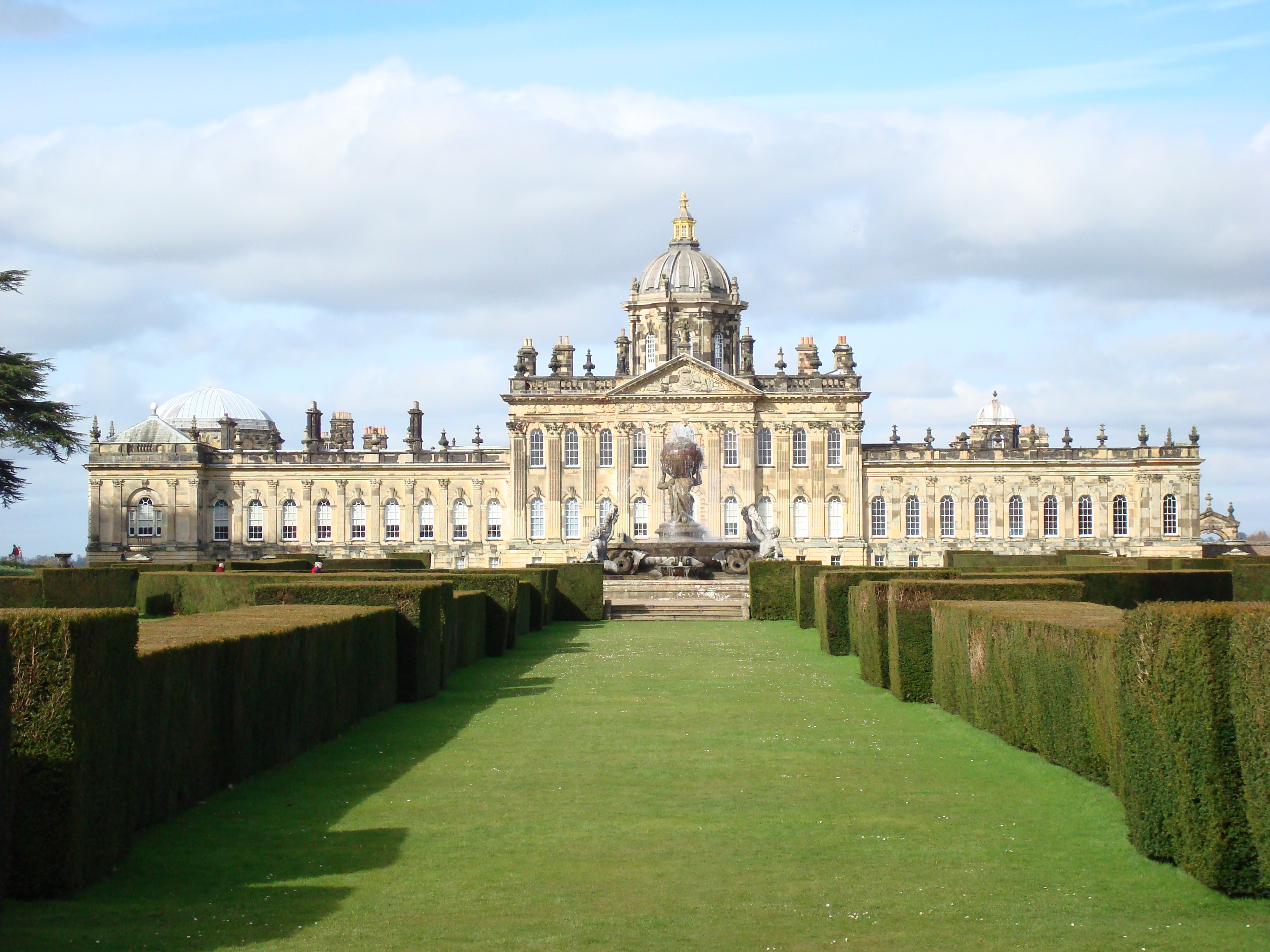 Castle_Howard_and_garden.jpg