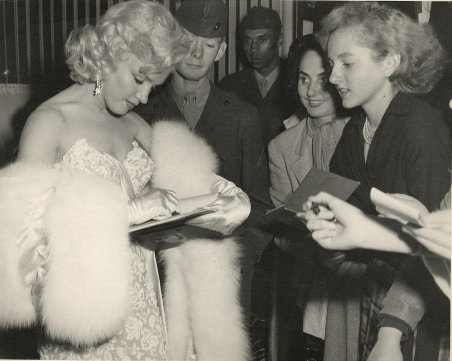 Marilyn-Monroe-signing-autographs-1953-ph-Milton-Greene.jpg